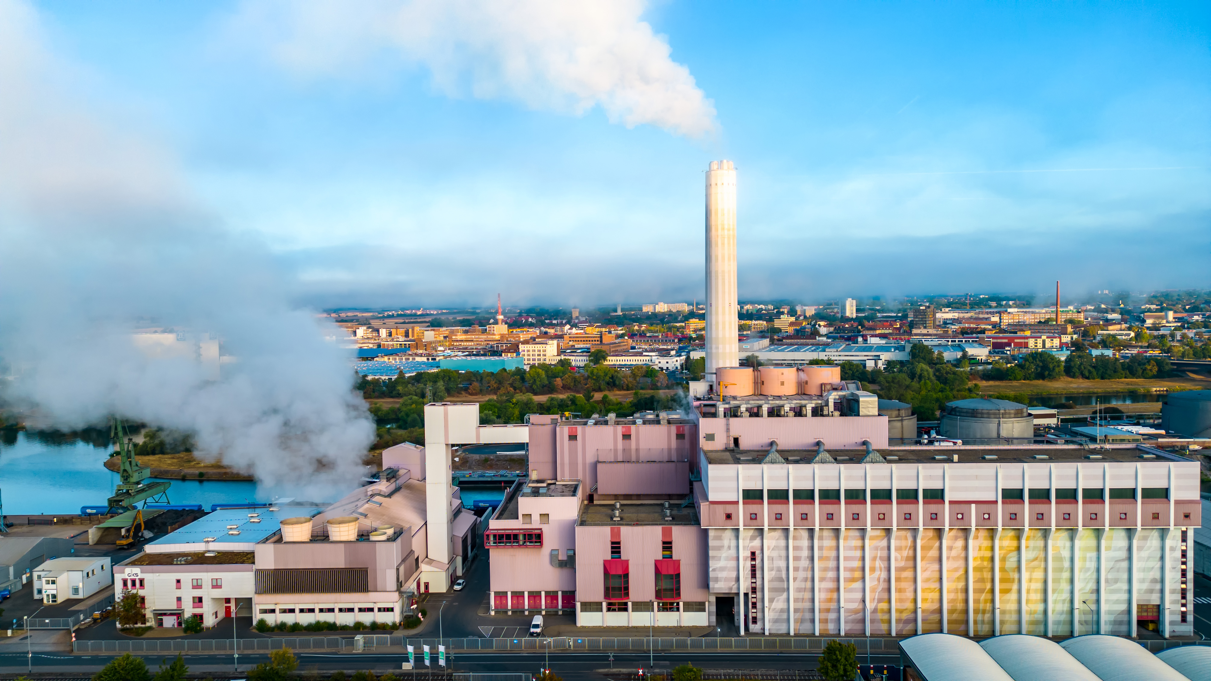 as Gemeinschaftskraftwerk Schweinfurt, kurz GKS, liefert Fernwärme für Schweinfurt und seine Industrie. Ein Gesellschafter neben den Großbetrie- ben sind die Stadtwerke, sie versorgen Privatleute und schließen diese auch an die Fernwärme an.